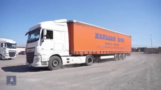 Дистанционно управляемая машина для разминирования весом около 20 тонн, прибывшая в Армению из ЕС, на фоне границы с