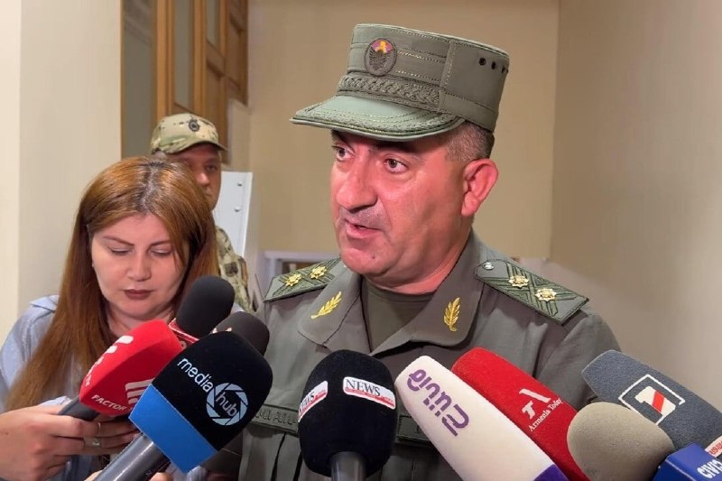 Эдвард Асрян на брифинге в парламенте Армении