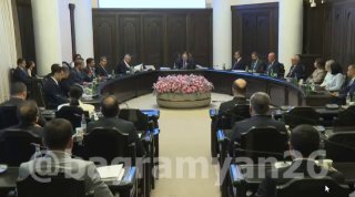 Заседание правительства Армении 27 июня, министр экономики Геворг Папоян и премьер-министр Никол Пашинян
