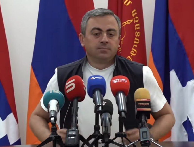 Ишхан Сагателян общается с журналистами на фоне избирательного участка в Севане