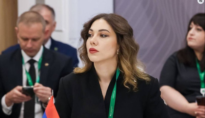 Министр юстиции Армении Србуи Галян на фоне зала суда