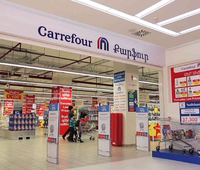 Проверка в Carrefour в Ереване: сотрудники мэрии фиксируют нарушения