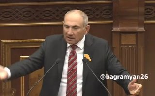Премьер-министр Армении Никол Пашинян выступает с заявлением