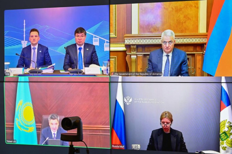 Избирательный участок в Севане, наблюдатели следят за голосованием