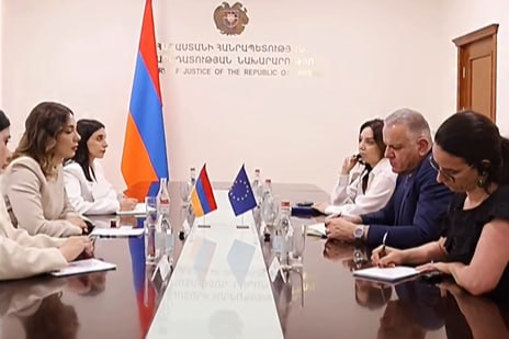Избирательный участок в Севане с наблюдателями и избирателями
