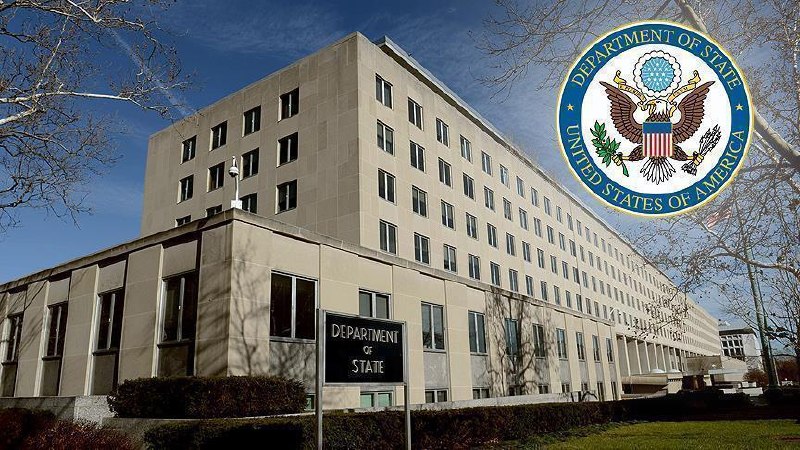 Флаги Армении и США на фоне государственных зданий в Ереване