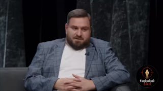 Микаэль Бадалян, пророссийский блогер, на фоне самолета, анонсирующий подвоз избирателей в Армению