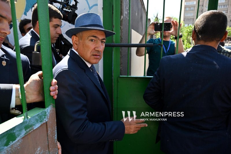 Премьер-министр Армении Никол Пашинян голосует на избирательном участке в Севане