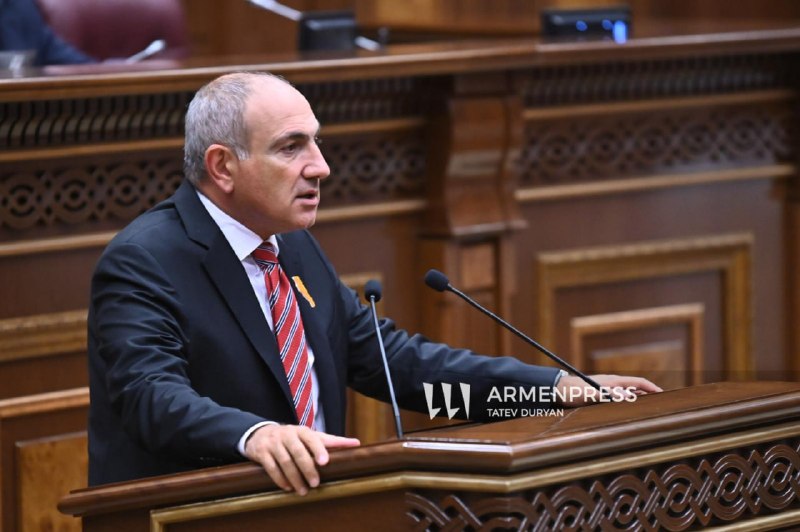 Никол Пашинян выступает в парламенте Армении, заявляя о готовности поехать в Баку на саммит