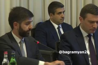 Премьер-министр Армении Никол Пашинян выступает с заявлением о поддержке экспорта роз в Нидерланды