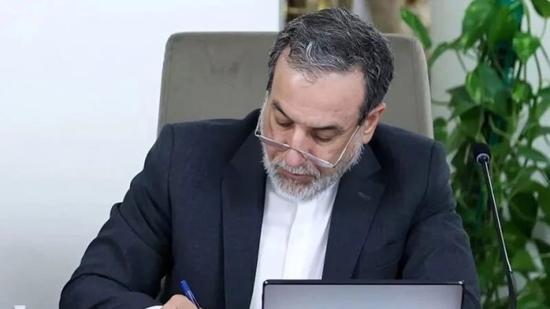 Министр иностранных дел Ирана Аббас Аракчи, стоящий на пресс-конференции