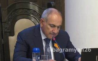 Премьер-министр Армении Никол Пашинян выступает с заявлением о решении ЕС по беспошлинному экспорту