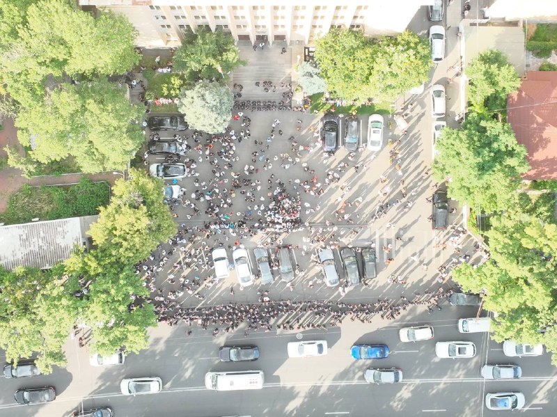 Вид сверху на митинг оппозиции в Севане, несколько сотен человек
