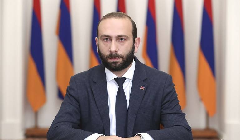 Избирательный участок в Севане, наблюдатели следят за голосованием