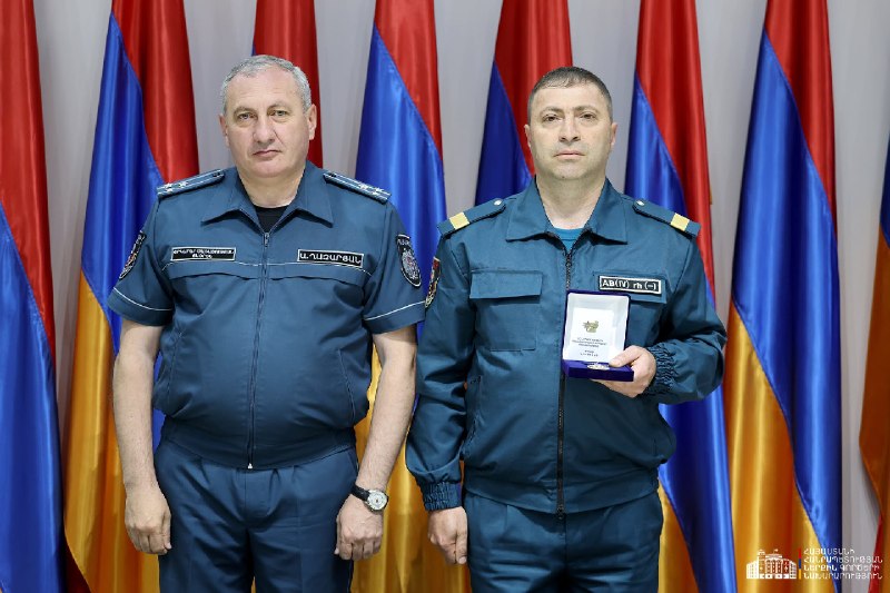 Арам Казарян вручает награды спасателям на реке Памбак
