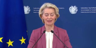 Урсула фон дер Ляйен выступает с поздравлением премьер-министра Армении Никола Пашиняна в Ереване
