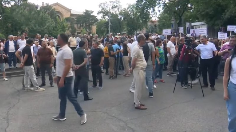 Митинг оппозиции перед Конституционным судом в Севане, несколько сотен участников
