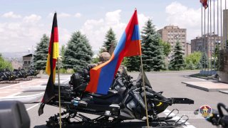 Сурен Папикян объявляет о поставке снегоходов из Германии для армии Армении